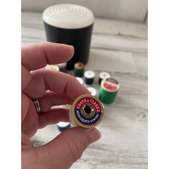 Container of miscellaneous thread - Picture 4 of 7